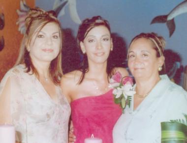 La festejada junto a las organizadoras del convivio, Georgina Solís Solís y Elsa Rimada de García.