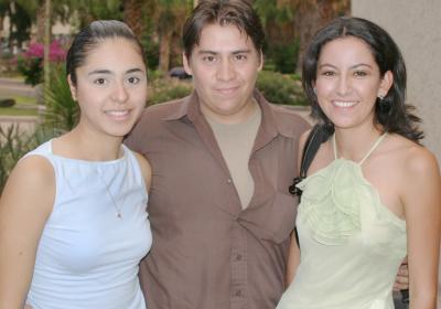 Brenda Basurto, Eduardo Rodríguez y Cynthia Moeno.