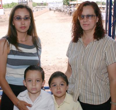 Hortensia de Tovar con sus hijos Armando y Francisco, en compañía de Amparo González.