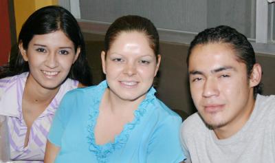Isis Ramírez, Lidia González y Héctor Ávila.