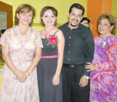 Nitzia Yamina Escobedo Mata y José eduardo Camacho Garza disfrutaron de un adespedida de solteros, que les ofrecieron Yamina Mata y Lucero Garza.