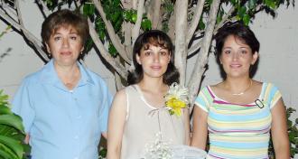 Brenda Angélica García de Chávez con las organizadoras de su fiesta de canastilla realizada en días pasados, María Eugenia Dávila y Adriana Eugenia García de Gómez.