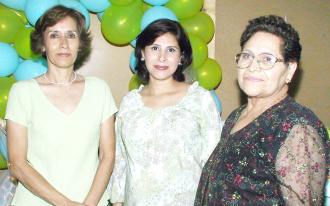 Martha Angélica San Juan de García, acompañada de las organizadoras de su fista de canastilla.