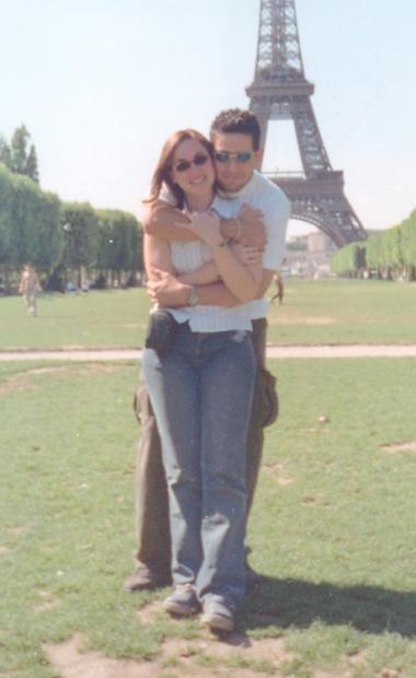 Betty Villegas y Felipe Ceniceros, captados frente a la Torre Eiffel en París, Francia.