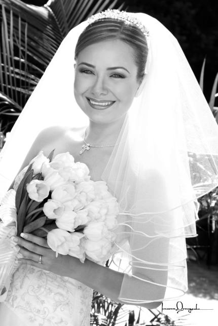 C.P. Carmen María Cázares  Méndez unió su vida en el sacramento del matrimonio a la del Lic. Marco Antonio Arroyo Torres.



Estudio: Laura Grageda