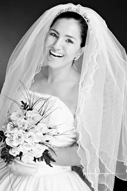 C.P. Julieta Saldívar Acosta el día de su enlace nupcial con el Sr. Juan José Moreno Rodríguez.



Estudio: Laura Grageda
