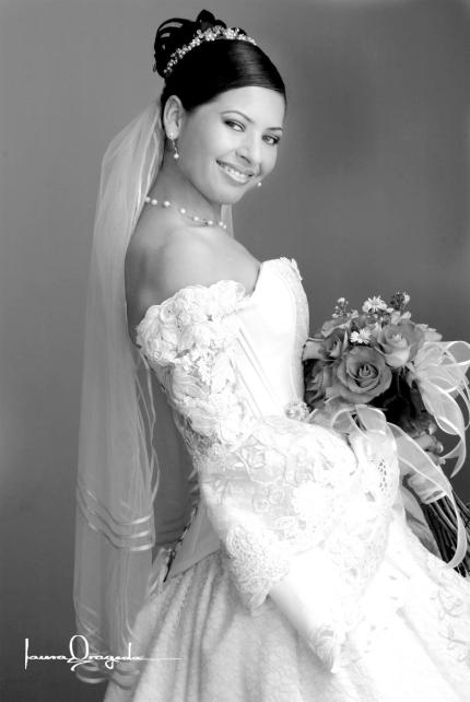 Ing. Mari Trini Bibiana Santoyo Amador unió su vida en ceremonia religiosa a la del Ing. Jaime Antúnez Machado.



Estudio: Laura Gregeda