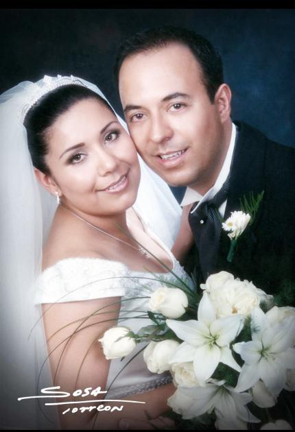 Ing. Julio Luis Martínez del Río y Srita. Ruth Graciela Espino Esquivel contrajeron matrimonio religioso en la parroquia Los Ángeles el sábado 29 de mayo de 2004.


Estudio: Sosa