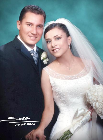 Lic. José Gómez Ontiveros y Lic. Paola Segura Mesta contrajeron matrimonio religioso en la parroquia de La Sagrada Familia el sábado 17 de julio



Estudio: Sosa