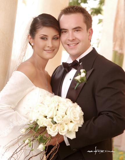 Sr. Carlos Leal Ancira y Srita Laura Lissette Díaz Moreno recibieron la bendición nupcial en la parroquia de San Pedro Apóstol el sábado diez de julio de 2004.




Estudio: Maqueda