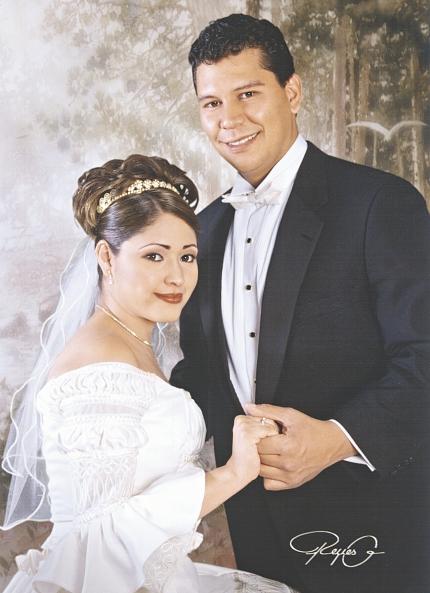 Sr. Felipe de Jesús Flores Prince y Srita. Mayela Elizabeth Cabral Ramos el día de su enlace nupcial.



Estudio: Reyes G