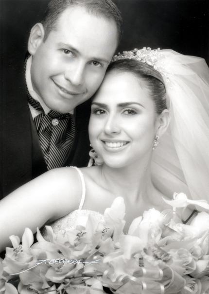Sr. Gerardo Sandoval Rodríguez y Srita Sambra Zavala Eocha recibieron, la bendición nupcial en la parroquia de San Pedro Apóstol el sábado 12 de junio de 2004.



Estudio: Flavio Becerra