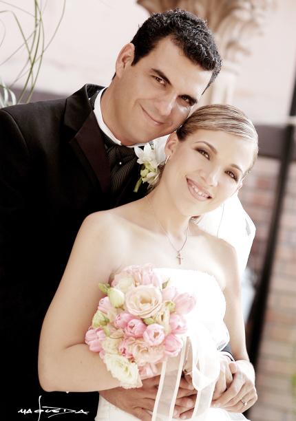Sr. Ricardo Robles Ramos y Srita. Ana Elisa Lastra Camacho contrajeron matrimonio religiosos en la parroquia Los Ángeles el sábado 26 de junio de 2004.


Estudio: Laura Grageda