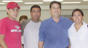 M A Mexicali, viajó Wenceslao López acudieron a despedirlo María Elena Sánchez, Jibran López y César Sánchez.
