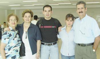 Fernanado Ramírez viajó a Orlando, lo despidieron Alejandro, Elvis, Paty y Ana.