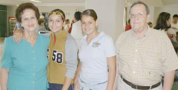 Georgina G. de García y Leopoldo García Flores con sus nietas Marifer y Ana.