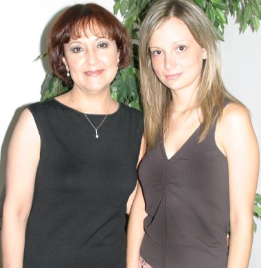 Alama Cristina Garza Islas con su mamá Alma Islas de Garza, en la despedida de soltera que le ofreció por su cercano enlace nupcial con José Antonio Fernández Horcasitas.