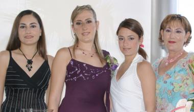 ry junto a su mamá Estela Magaña de Meraz y sus hermanas Estela y Daniela Meraz Magaña