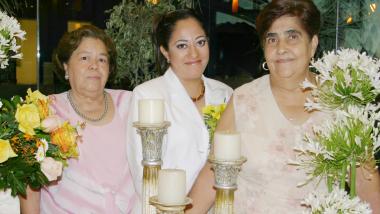  04 de Agosto 

Sandra Martínez de la torre con las  anfitrionas de su despedida de soltera, María Inés de la Torre de Martínez y Consuelo de Elizalde.