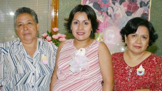 Ofelia Belem Pérez de Fernández en compañía de las organizadoras de su fiesta de regalos, María del Carmen Soto de Pérez y María Elena de Lira de Fernández.