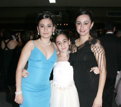 Pamela, Patricia y Érika Abularach.