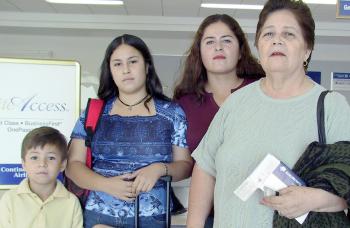 Elba Barragán y Andrea Martínez, viajaron con destino a Puebla, las despidieron Sonia Mota y Antonio Martínez.