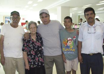 Pedro Vega viajó a Los Ángeles y fue despedida por su familia