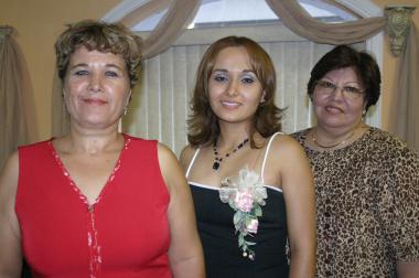 Yadira Lourdes Muñoz Íñiguezz en compañía de las organizadoras de su despedida de soltera, Lourdes Íñiguez de Muñoz y Rosario Garay de Morales.