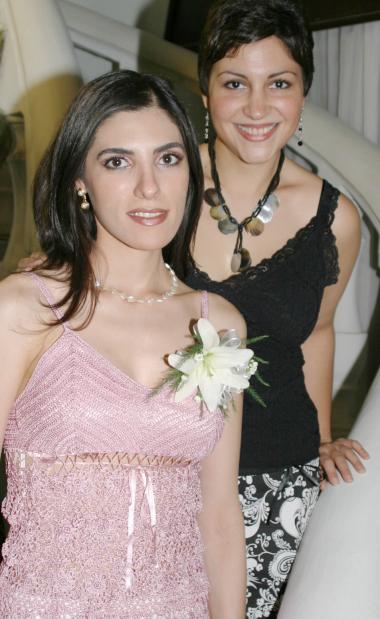 Cecilia Salmón Abraham acompañada por la anfitriona de su despedida de soltera, Melisa Villarreal Martínez.