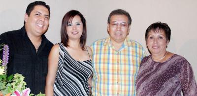 Victoria Valadez Saldívar y Ernesto González Aguilera disfrutaron de un adespedida de solteros que les ofrecieron sus respectivas mamás, Victoria Saldívar y Sococrro Aguilera.