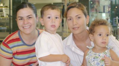Pame de González con sus hijos alejandro y Ana Carmen y Ana Lucía Aranzábal.