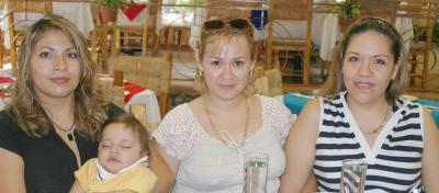 Marisela García Carrillo, Yleana Villarreal Barragán, Gioshtel Farfán Molina y el pequeño Jesús Alejandro Aguilar García.