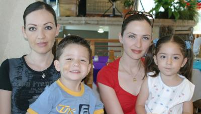 Liliana de Ollivier y Cristina de Caballero con los niños Valeria y Hery Caballero Ochoa.