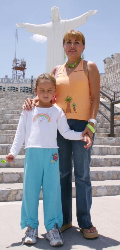 Karina Mier de Roiz y Luis Fernanda Roiz.