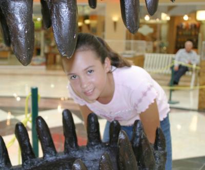 Illali Carrillo Sánchez, junto a la réplica de dinosaurios que se exhibe en el atrio de conocido centro comercial.