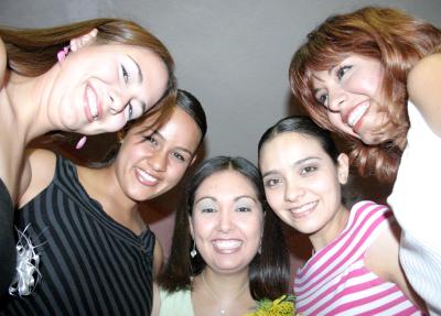 Liliana Torres García acompañada de Georgina, Verónica, Jéssica, Sofía Liliana, en su despedida de soltera.