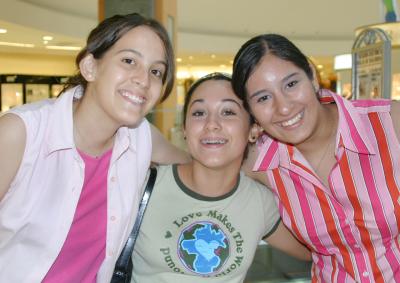 Gaby Romero, Olenka Salazar y Karen González.
