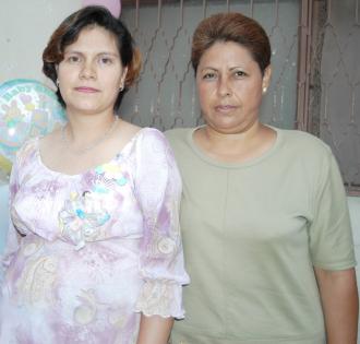  07 de Agosto 

Clara López de Lozorio espera el nacimiento de su tercer bebé, por tal motivo recibió múltiples felicictaciones, en la fiesta de canastilla que le ofreció Martha Fernández.