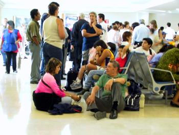 La temporada vacacional de Verano no termina todavía, de tal forma que el área abierta al público del Aeropuerto Internacional Francisco Sarabia, resulta insuficiente y algunos optan por descansar en el suelo mientras espera para salir.