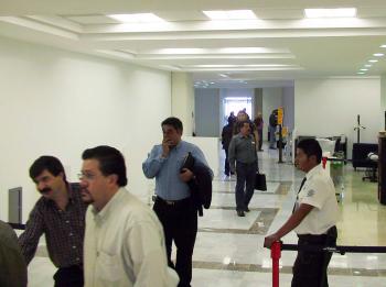 Durante un recorrido guiado por el administrador, manifestó que ya  se colaron las últimas losas del edificio y eso permite un paso más grande en la obra, pues se termina lo que es la estructura y el trabajo de albañilería para dar paso a los acabados, pisos, plafones, detalles y en general, un trabajo más limpio.
