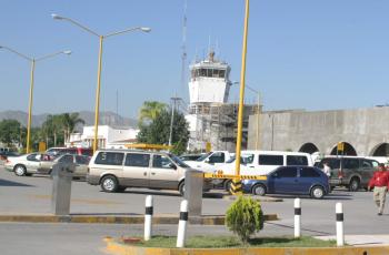 Renovado en su totalidad, con amplias y modernas salas de espera, incluyendo una VIP, escaleras eléctricas, elevadores, restaurante y en breve tiempo con pasillos telescópicos de cristal, el 31 de agosto abrirá todas sus áreas el Aeropuerto Internacional de esta ciudad, anunció el administrador, Ángel de la Campa Páez.