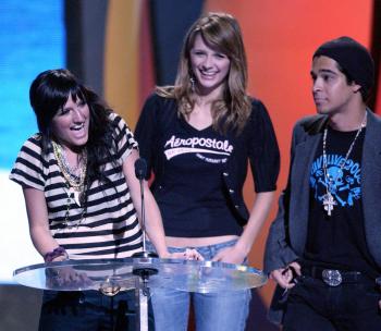 La que también manifestó su alegría fue Ashlee Simpson (Izq.), porque además de cantar en el lugar se llevó el premio de 'Cara Fresca' en el ambiente musical y el de 'Canción de Verano' por el tema “Pieces of Me”.