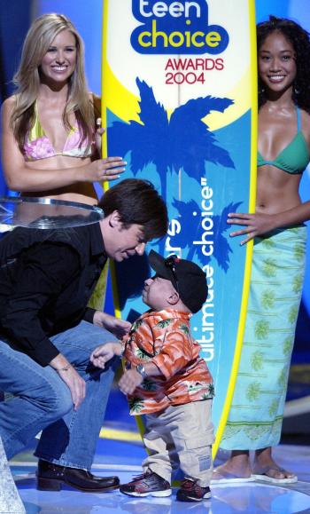 Mike Myers (Izq.) agradece a su presentador Vern Troyer.

Myers recibió el 'Reconocimiento Máximo'.