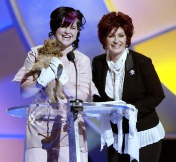 Kelly Osbourne (Izq.) junto a su perrita Fanny y su mamá, la señora, Sharon fueron presentadoras del evento.