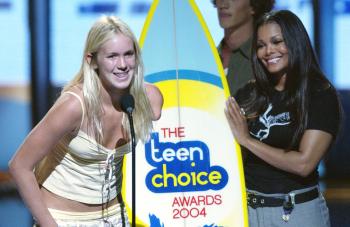 El premio al Valor fue para Bethany Hamilton (quien perdió un brazo por culpa de un tiburón). La tabla de surf la recibió de manos de Janet Jackson, quien por cierto, se mantuvo muy formalita.