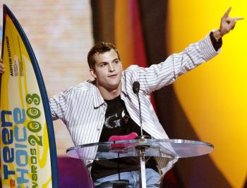 Se llevó a cabo la entrega de los premios 'Teen Choice' en el Centro de Espectáculos de Los Ángeles California.
 
El actor Ashton Kutcher cuando le entregan su premio como 'Personalidad de TV'.