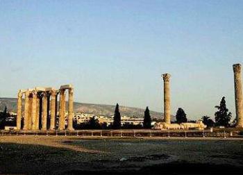 Vista general del Templo del Zeus Olímpico en Atenas, Grecia.