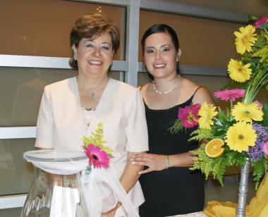Leilani junto a su mamá, señora Consuelo Carrillo de Flores.