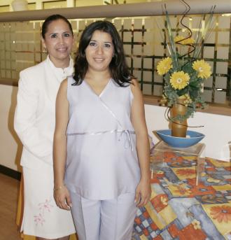 Berenice Valenzuela de Orozco, junto a la organizadora de su fiesta de canastilla Plubia Ruelas de Valenzuela.