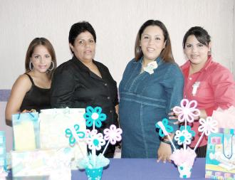 Evelyn Edith Vázquez de Contreras en compañía de Martha Vázquez de Perezvertti, Arlette y Zaira Perezvertti.